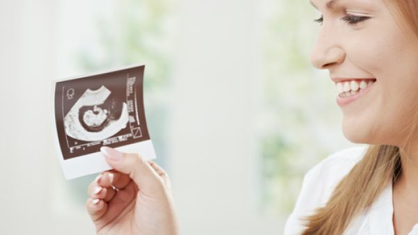 تنصح المرأة بأخذ درجة حرارة جسمها عند الاستيقاظ من النوم 