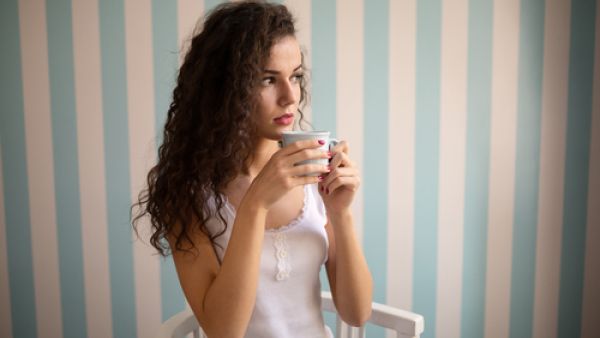 الكافيين الموجود في القهوة يساهم في إفراز هرمون الكورتيزول

