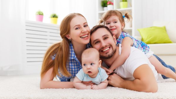 يقترف الأهالي الجدد العديد من الأخطاء بحق المولود الجديد دون أن يدركوا 
