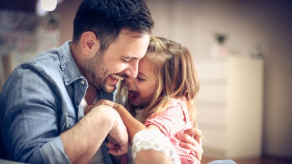 رجل الحوت بارع في التعبير عن أراءه والتواصل مع أطفاله