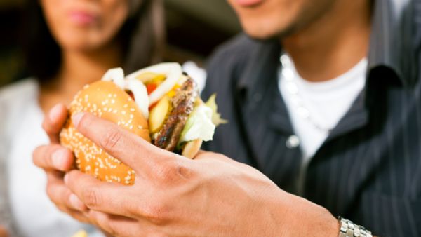 يمكن أن يعتمد المواطن على حاستي الشم والتذوق، فى تقييم الطعام