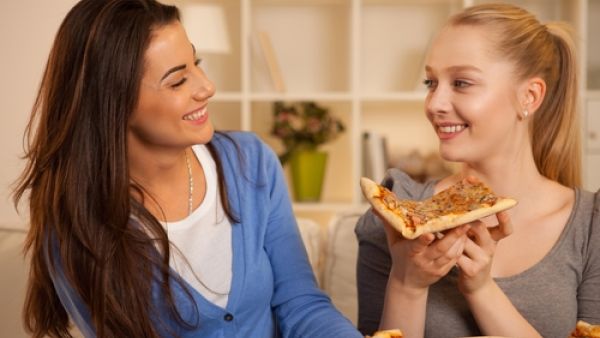 تناول العشاء بعد الساعة السابعة مساء يزيد من خطر الإصابة بالنوبة القلبية

