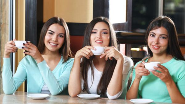 لا تصدري صوتاً خلال شرب القهوة
