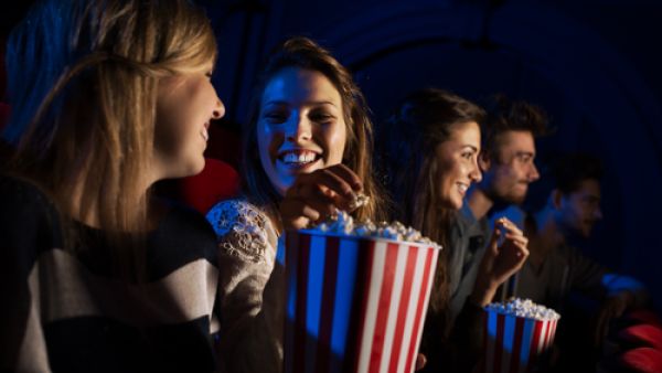 احجزي تذكرتين سينما واذهبى مع من تحبي.