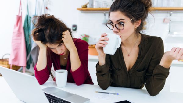 الصديقة الحقيقية تفهمك من نصف كلمة

