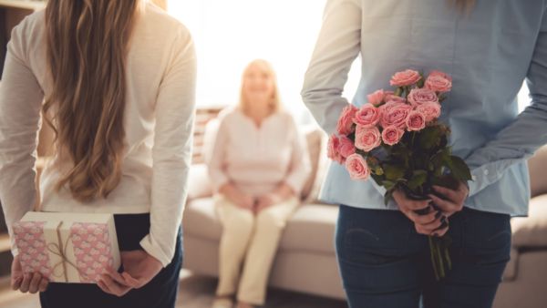 يُمكن إظهار مشاعر الحب للأم بتقديم باقة لزهور في عيد الأم (shutterstock)