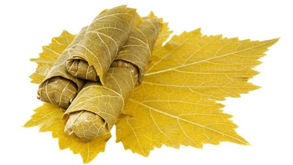 عليك أولاً قطع ذيول ورق العنب الذي تريدين تخزينه