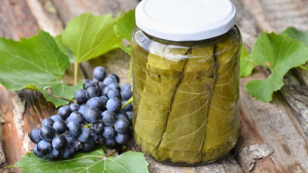 قبل تخزين أوراق العنب  رتبيهم فوق بعضهم البعض مع إزالة العيدان من الورقة