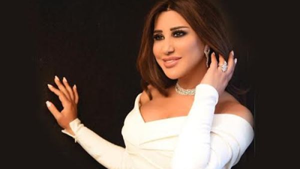 اعتمدت نجوى كرم فستاناً أبيض ضيّق من المصمم اللبناني "نيكولا جبران"