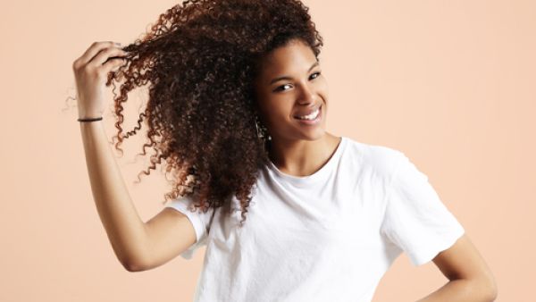 ابتعدي عن تناول السكر فهي تعمل على امتصاص البروتين الضروري لبناء شعر

