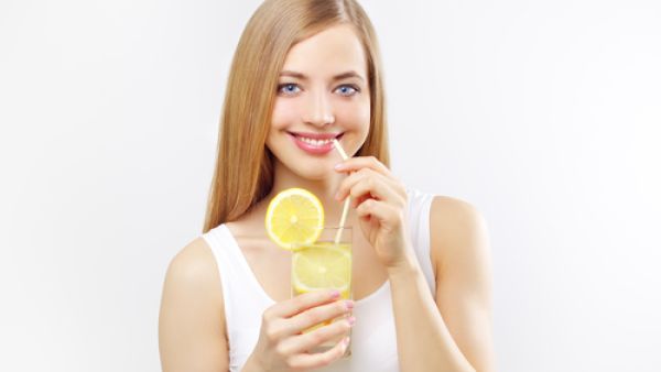 تناول ماء الليمون من أفضل وأسهل الوسائل لتحسين الجهاز الهضمي