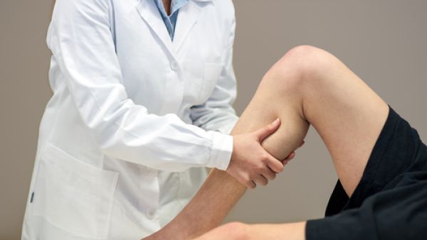 استلق على الأرض، وقم برفع رجليك لأعلى، ومن ثم قم بثنيها