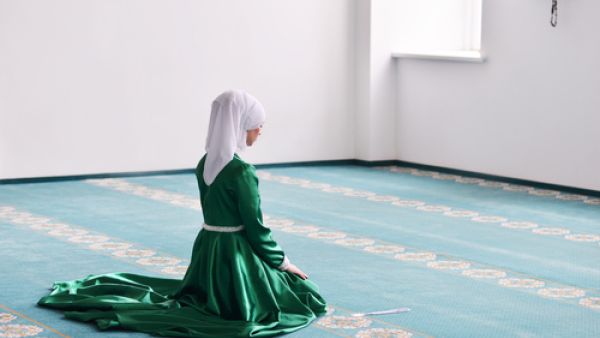 الحائض تفعل جميع العبادات إلا الصلاة والصيام والطواف بالكعبة