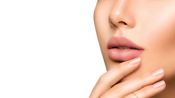 استعيني ببودرة الوجه وطبّقيها مباشرة على شفاهك

