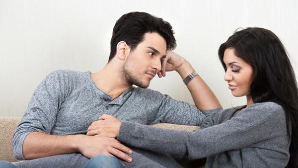 لا تنقلي له كلاما عن النساء، ولا تنقلي له كلاما عن أهله يضايقه
