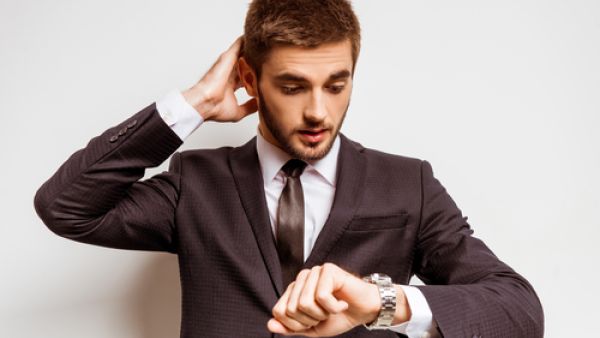 لا تكتمل طلة الرجل الأنيق دون ارتدائه للساعة وخصوصاً إذا كانت أصلية
