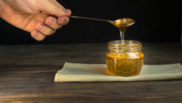 العسل مفيد في تكبير القضيب من خلال دهنه وتدليكه جيدًا
