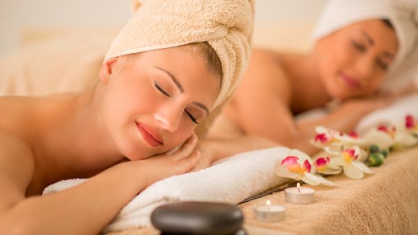 البعد عن التصرفات المزعجة كرفع الصوت عند الحديث مع الآخر

