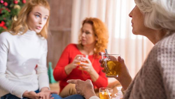 اقترحي على والدتك تناول شاي الأعشاب ليساعدها على الاسترخاء بشكل طبيعي