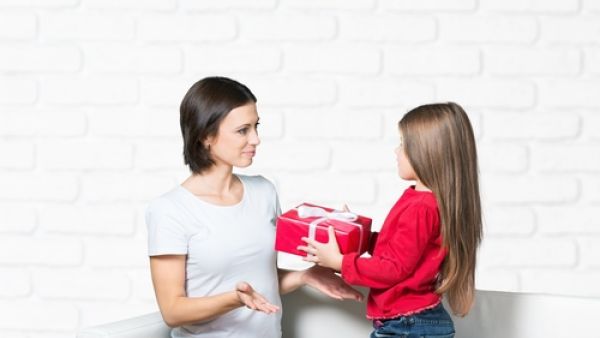 يحتفل العالم العربي بعيد الأم والذي وجد ليذكرنا بشكر هذه الإنسانة العظيمة