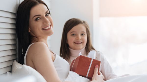 ومن أعظم صور المحبة هي محبة الأم وتقديم الهدايا لها