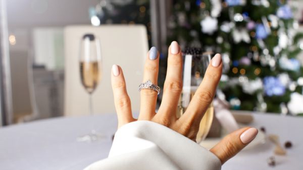 تجنّبي بداية برد أظافرك إلا إذا كانت جافة تماماً
