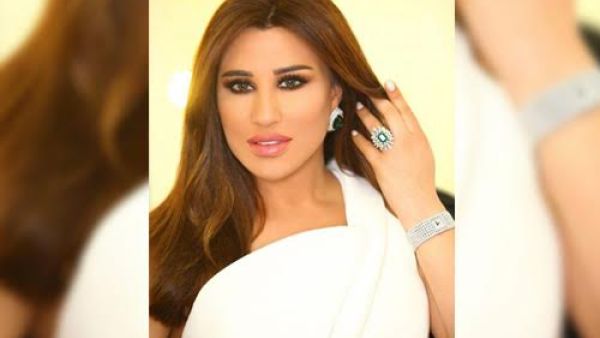 نجوى كرم ترتدي الجمبسوت وتبدو بمنتهى الرشاقة
