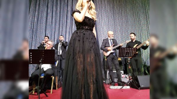استقبلت "النجمة الذهبية" الفنانة نوال الزغبي، العام الجديد في الأردن