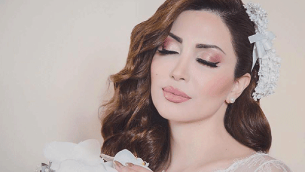 اختارت نسرين طافش لإطلالتها فستان ذهبي من بوتيك أزياء لابورجوازي