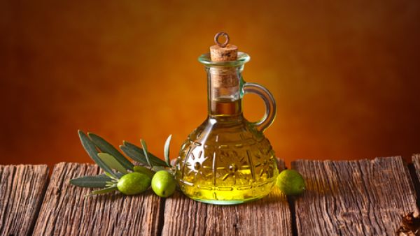 يستخدم زيت الزيتون في إزالة آثار المكياج من العين