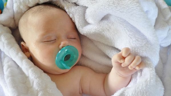 تساعد اللهاية على تهدئة الطفل وتجعله ينام بسرعة

