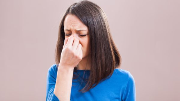 يصاحب التهاب الجيوب، آلامًا متوسطة إلى شديدة في الرأس (صداع)

