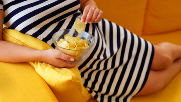 يمكن أن يؤثر تناول الأم الحامل للرقائق والبسكويت على صحة الجنين