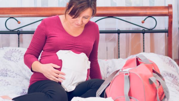 أحضري ملابساً قطنية خاصة بالمواليد، وبطانية دافئة ليُلفّ بها
