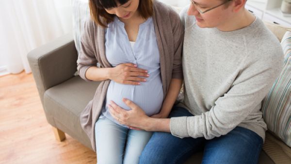 يجب عليك أيها الزوج إظهار فرحتك وحبك بقدوم المولود(shutterstock.com)