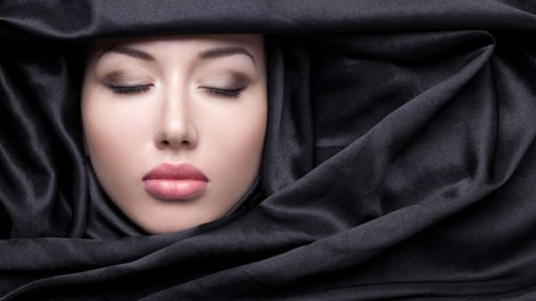احرصي على ترطيب بشرتكِ باستمرار ويمكنكِ استخدام ماء الورد بين الحين والآخر