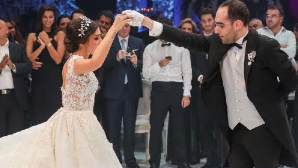 عروس لبنانية تشعل الإنترنت بفستان زفاف فاخر من تصميم زهير مراد