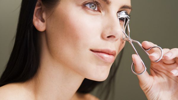 الرموش الكثيفة الطويلة هي أسرع وأفضل طريقة لإضفاء لمسة أنوثة على الوجه