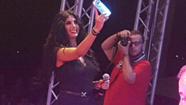 إطلالة مذهلة للفنانة رويدا عطية ظهرت بها في لبنان