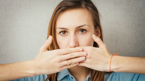 احرصي على غسل اللسان في رمضان للتخلص من البكتيريا العالقة به 