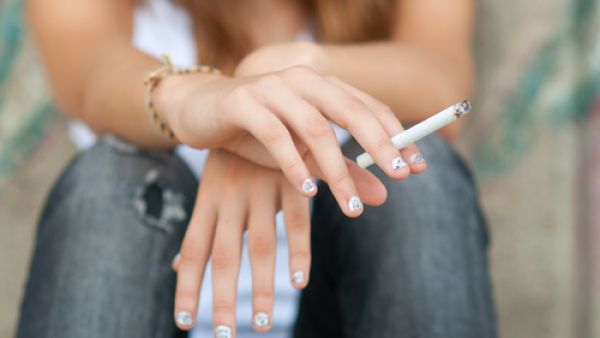 يجب تجنب التدخين في الأماكن الضيقة، مثل: المكتب أو المصعد