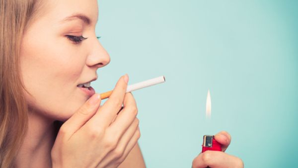 يجب الإمتناع عن التدخين عند إجراء محادثة قصيرة
