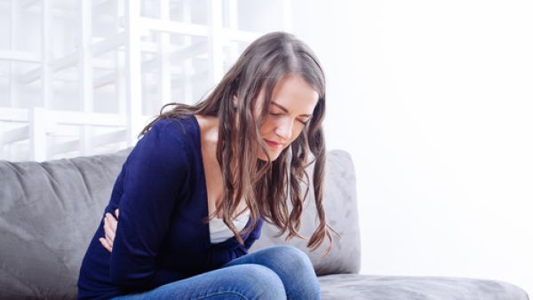 بعض النّساء يُمكن أن يشعرن بألمٍ في البطن عند اقتراب موعد التبويض

