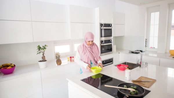 من أهم التحضيرات التي توفر الجهد خلال نهار رمضان تنظيف المطبخ 
