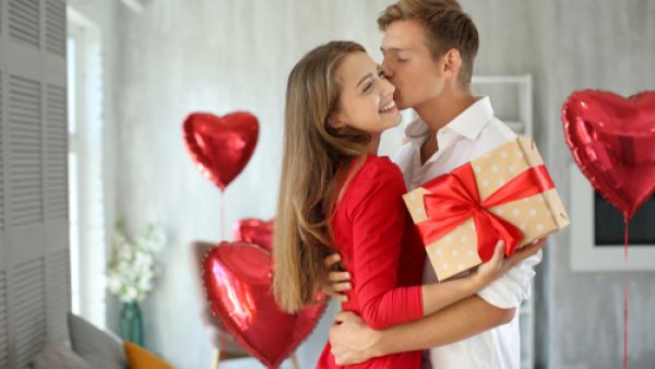 يأتي عيد الحب كفرصة للعشاق والشعراء للتعبير عن مشاعرهم