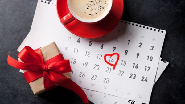 في عيد الحب يبحث الجميع عن الهدية المناسبة لتقديمها للشريك

