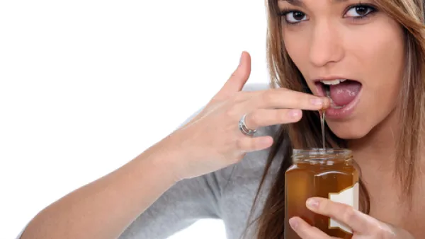 المداومة على تناول ملعقة من العسل

