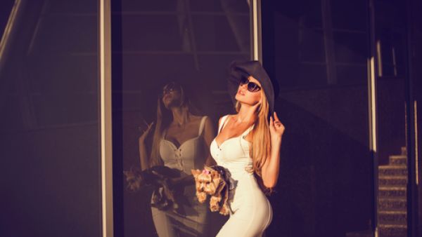 أبقي ذقنكِ عاليًا لكي لا يلامس رقبتكِ فيبدو مزدوجًا