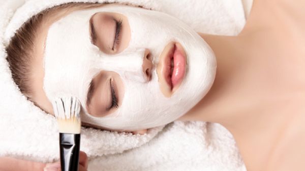 تساعدك خلطة الثوم والزبادي على التخلّص من حب الشباب