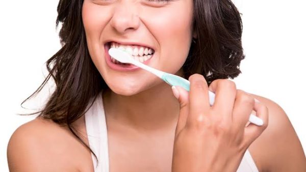 يمكنك استخدام فرشاة أسنان ناعمة لا تخدش اللثة أو تهيجها 